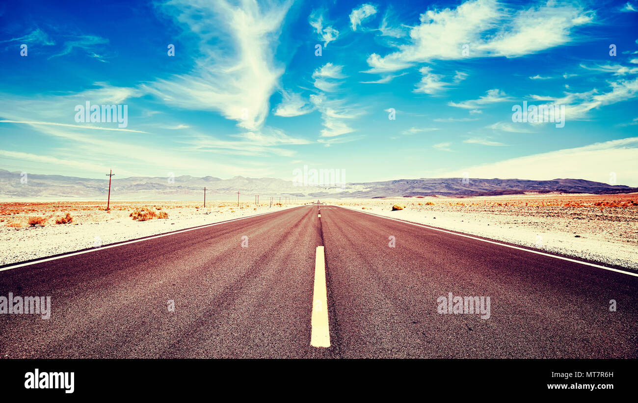 Route du désert sans fin dans la vallée de la mort, avant l'accent sur l'asphalte, les tons de couleur photo, Californie, USA. Banque D'Images