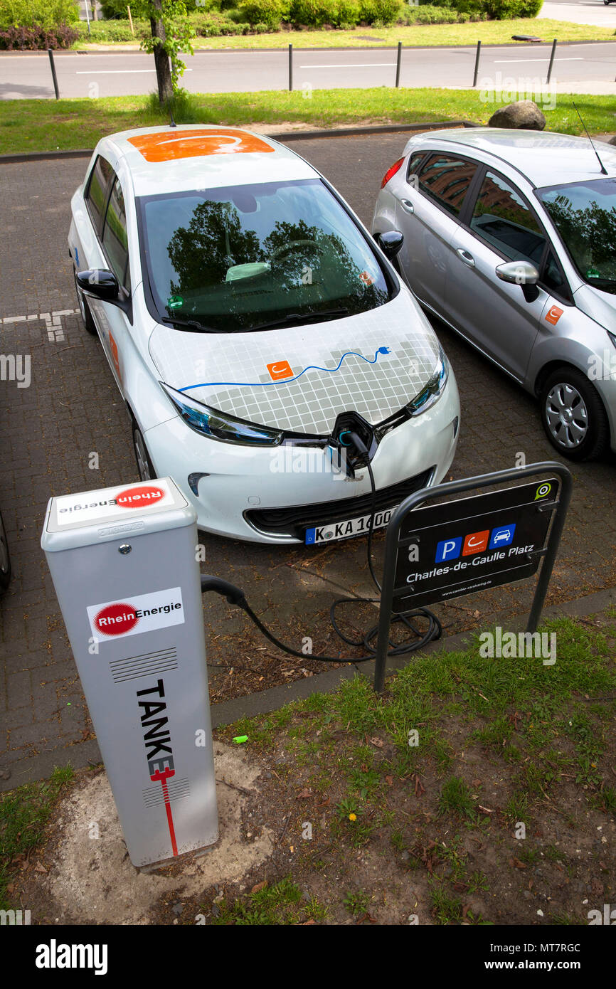 Renault ZOE du carsharer Cambio à une station de charge de la Mobilstation sur le Charles-de-Gaulle dans le quartier de Deutz, Cologne, Allemagne. Banque D'Images