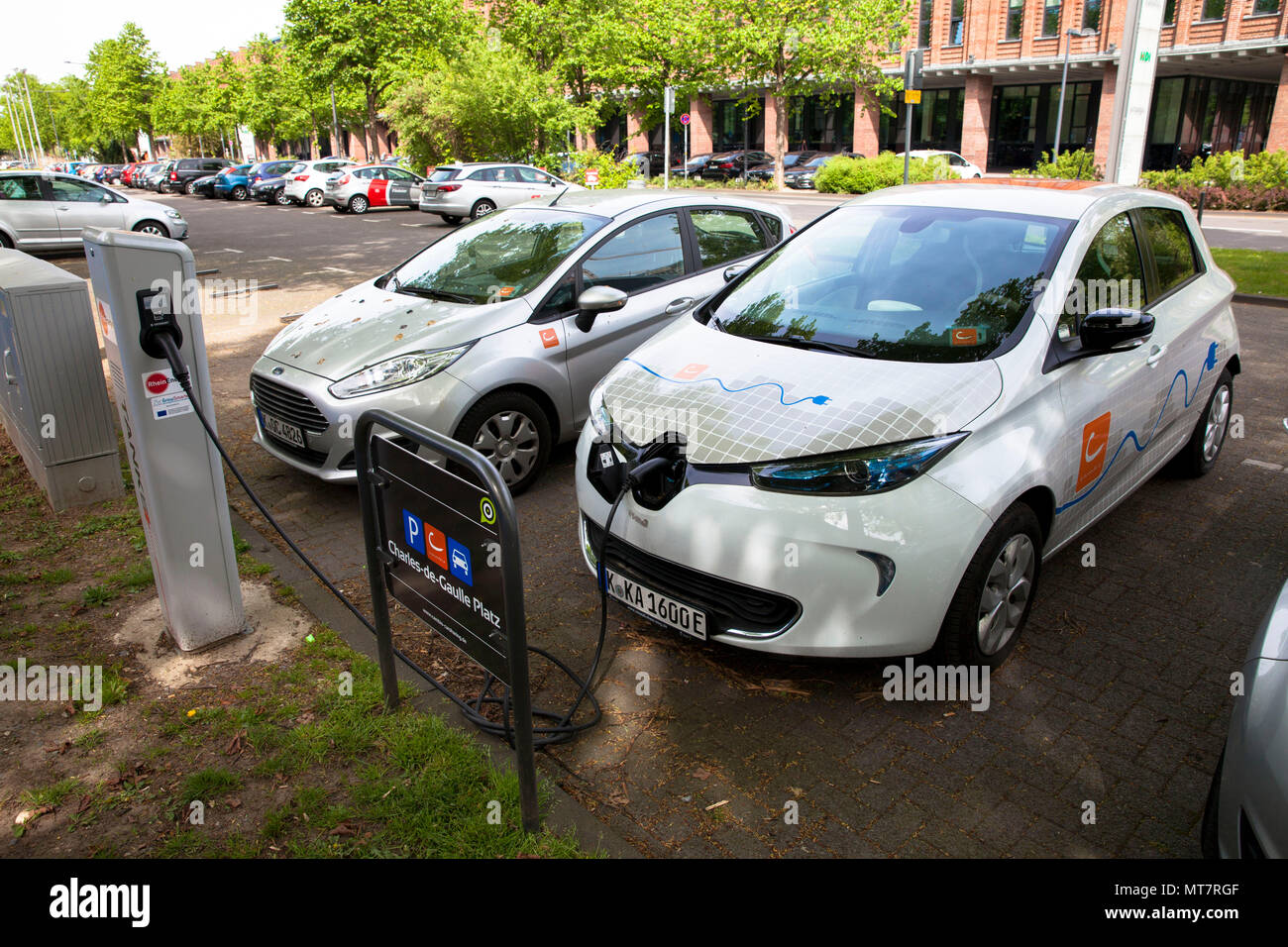 Renault ZOE du carsharer Cambio à une station de charge de la Mobilstation sur le Charles-de-Gaulle dans le quartier de Deutz, Cologne, Allemagne. Banque D'Images