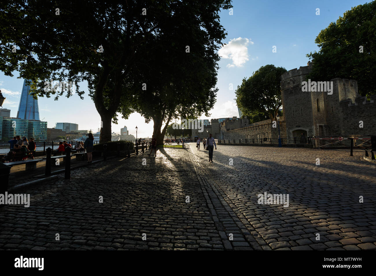 Les gens marchent sur le quai près du Tower Bridge. L'Écharde de soir Banque D'Images