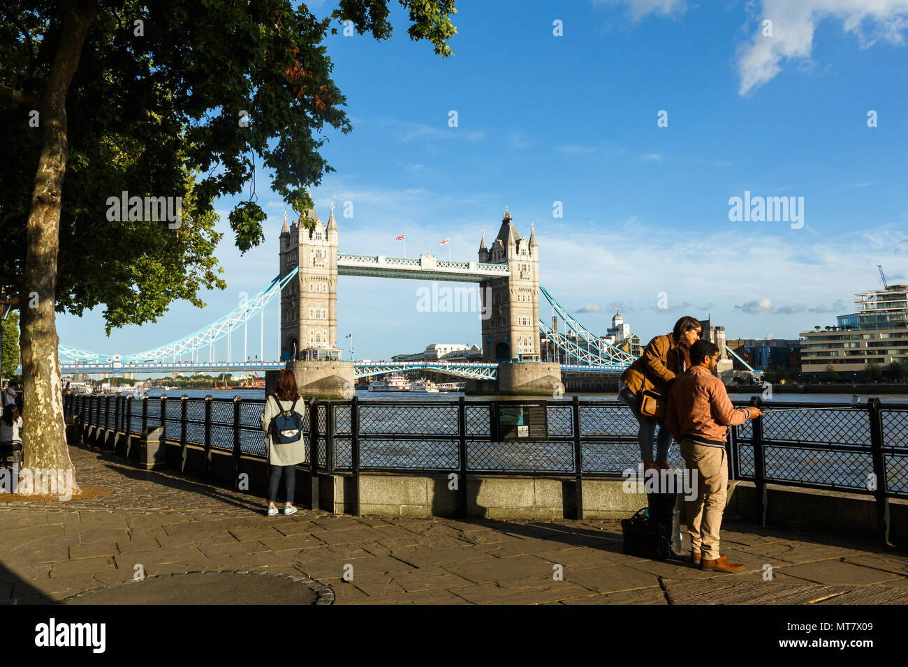 Les gens marchent sur le quai près du Tower Bridge. transport fluvial, soir Banque D'Images