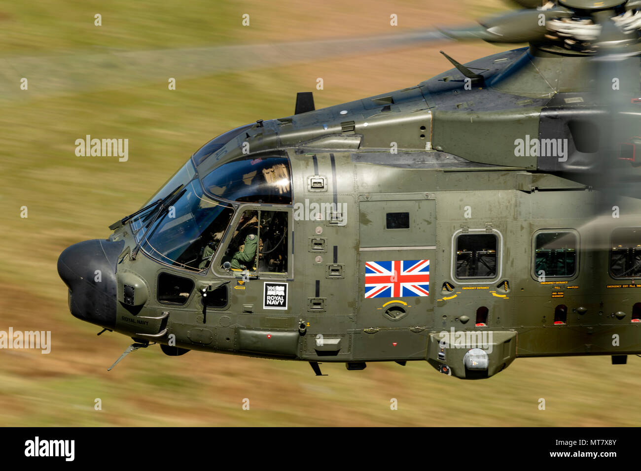 MK3Merlin de la Marine royale un hélicoptère Commando de Yeovilton, volant bas niveau dans la boucle de Mach Banque D'Images