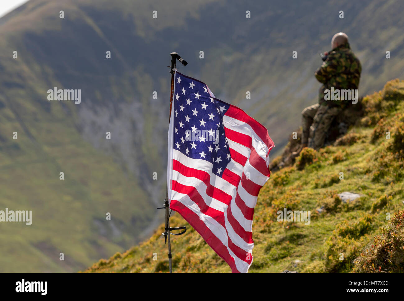 Un faible niveau d'aéronefs attend photographe passe dans la boucle de Mach, Galles (MCL7) avec un marquage US flag sa position Banque D'Images