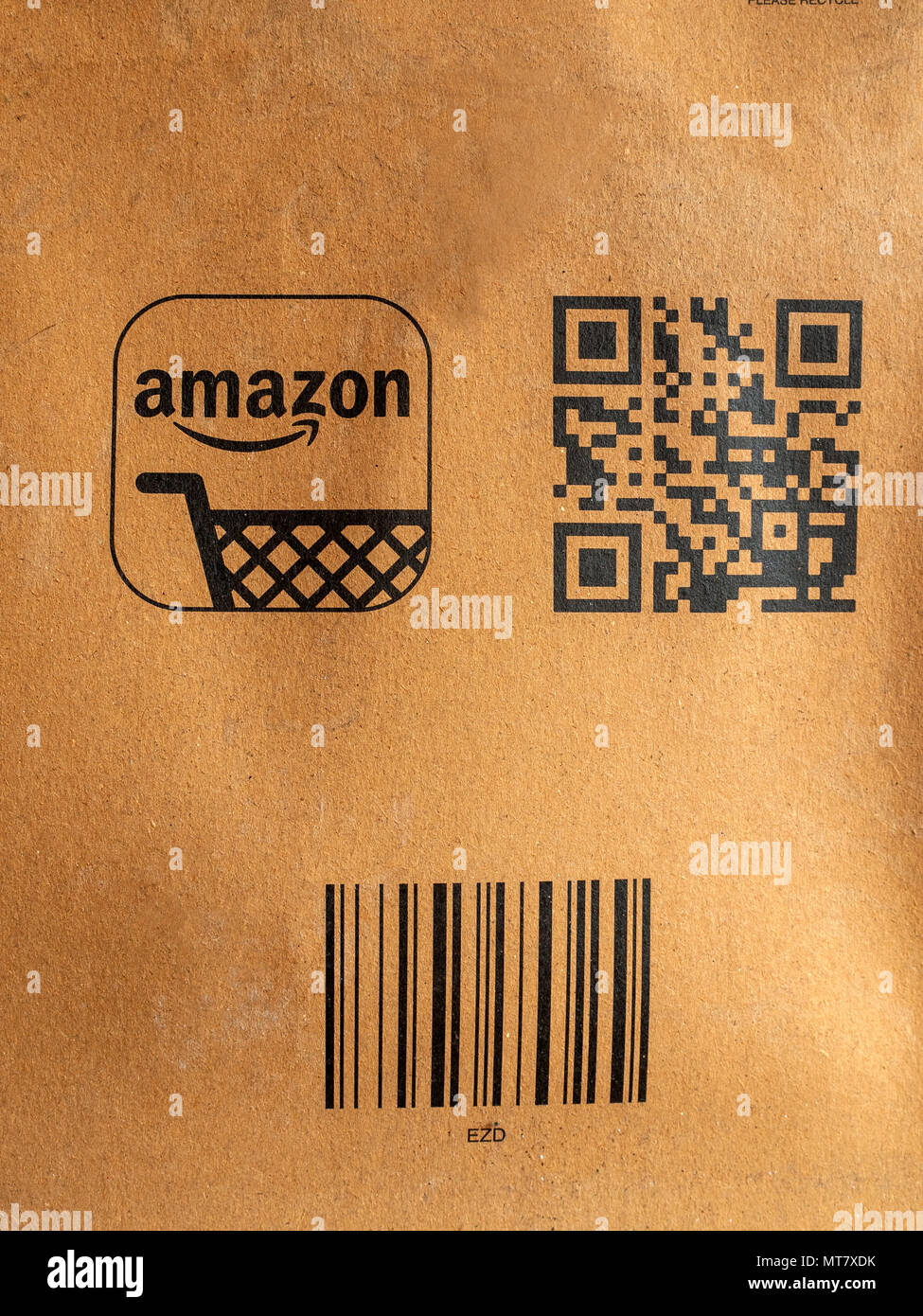 Détail de colis Amazon logo montrant et QR code, code-barres Banque D'Images