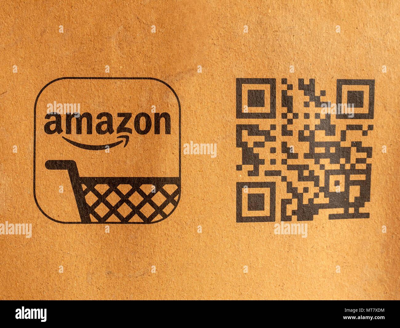 Détail de colis Amazon logo montrant et QR code Banque D'Images