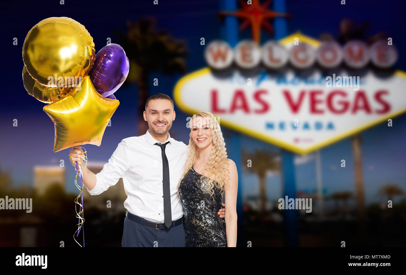 Couple heureux avec des bouchons et des ballons parti Banque D'Images