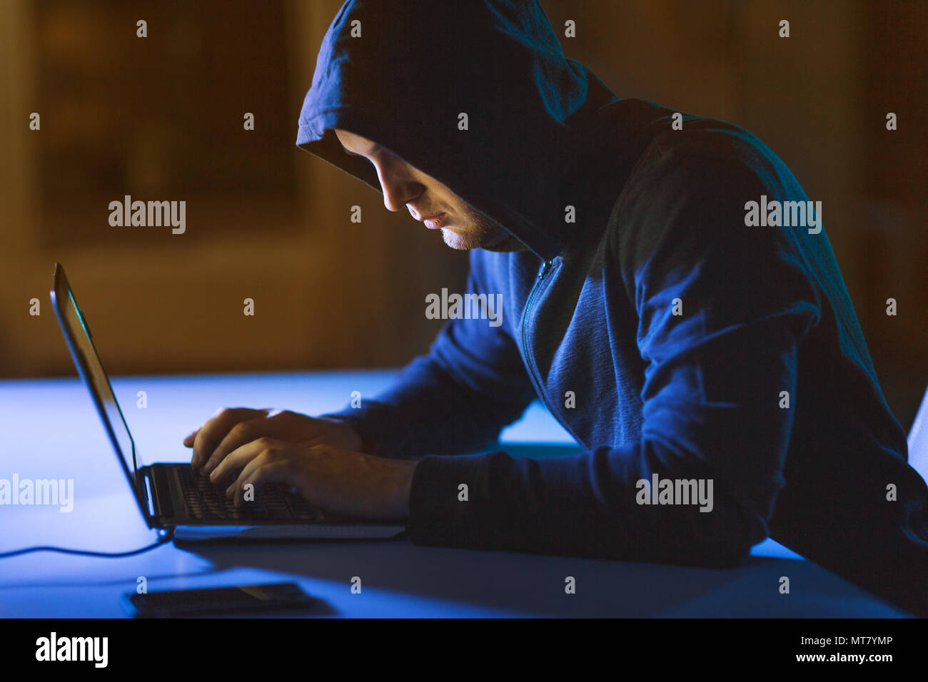 Hacker en utilisant un ordinateur portable pour cyber-attaque Banque D'Images