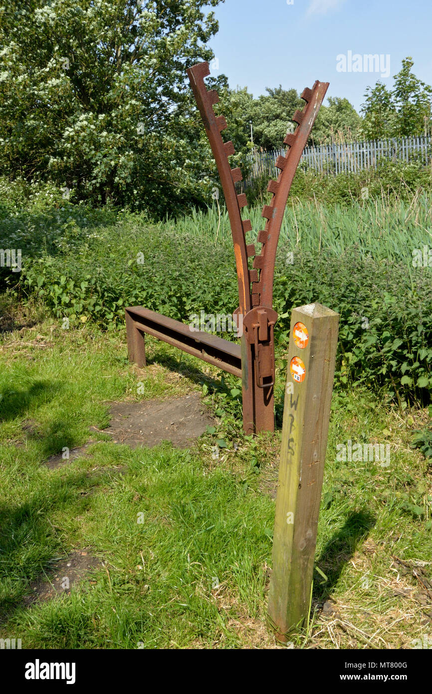 L'art public mile marker sur le Marriott's Way sentier de grande randonnée / pistes cyclables, Norwich, Norfolk, UK Banque D'Images