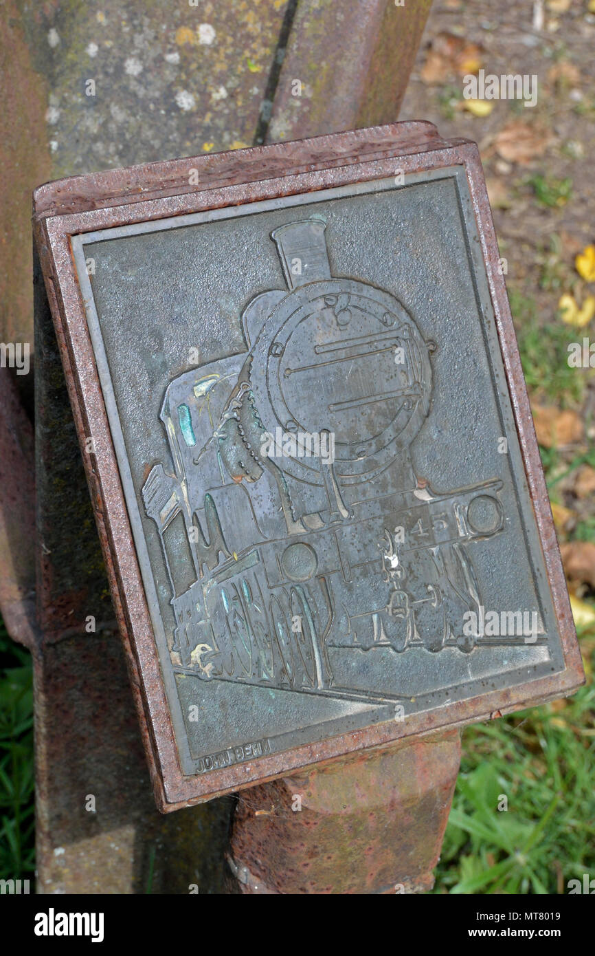 Plaque en relief sur mile marker sur Marriott's Way sentier de grande randonnée / la piste cyclable entre Norwich et Drayton, Norfolk, UK Banque D'Images