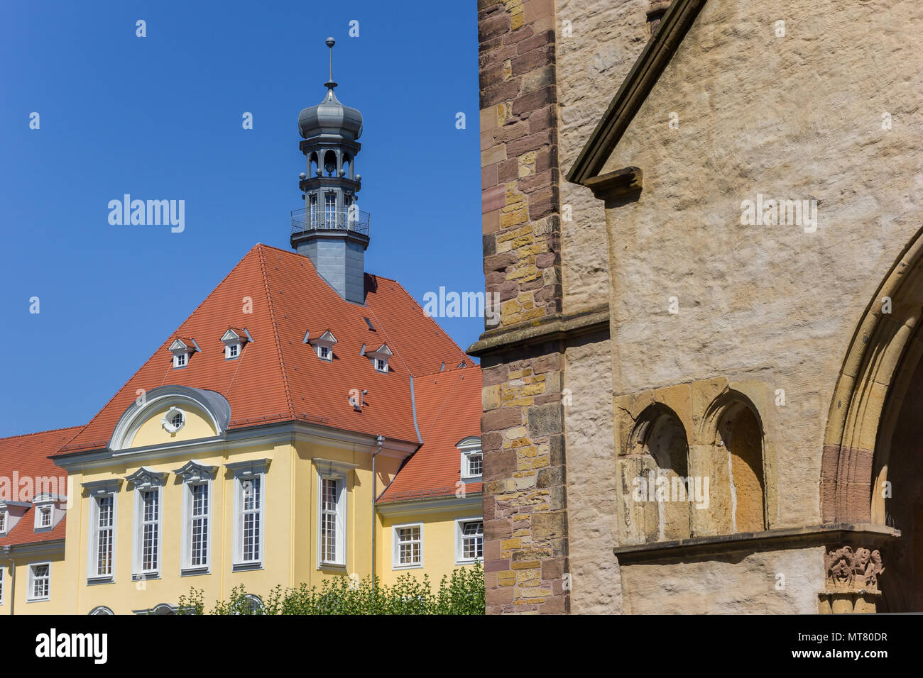 L'église de Munster et de l'hôtel de ville dans le centre de Erlangen, Allemagne Banque D'Images