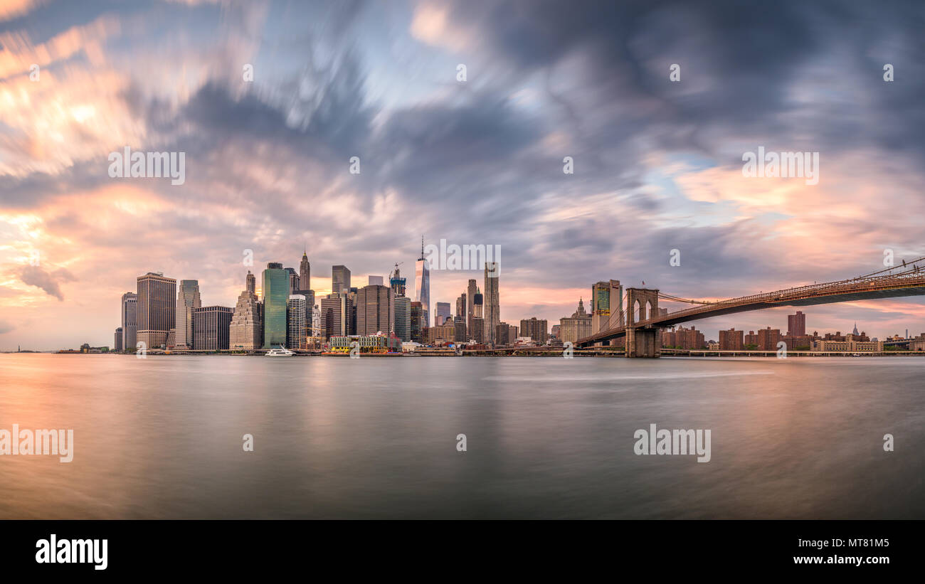 New York, New York, États-Unis d'horizon de Manhattan sur l'East River avec pont de Brooklyn un crépuscule. Banque D'Images