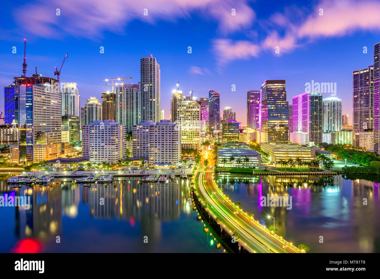 Miami, Floride, USA sur le centre-ville sur la baie de Biscayne de nuit. Banque D'Images