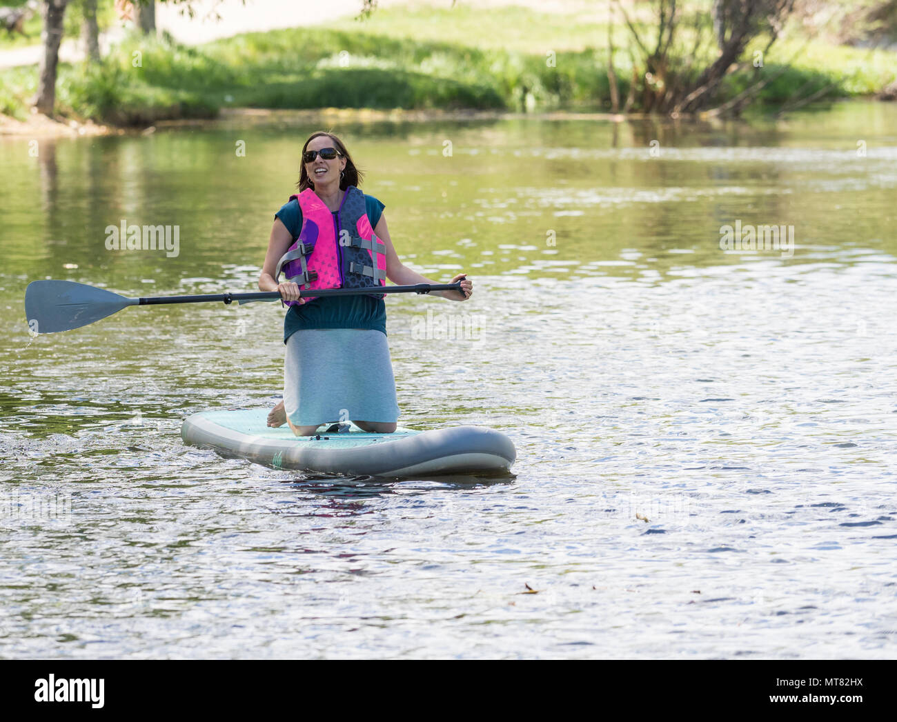 Femme Paddleboarding in Buena Vista CO Banque D'Images