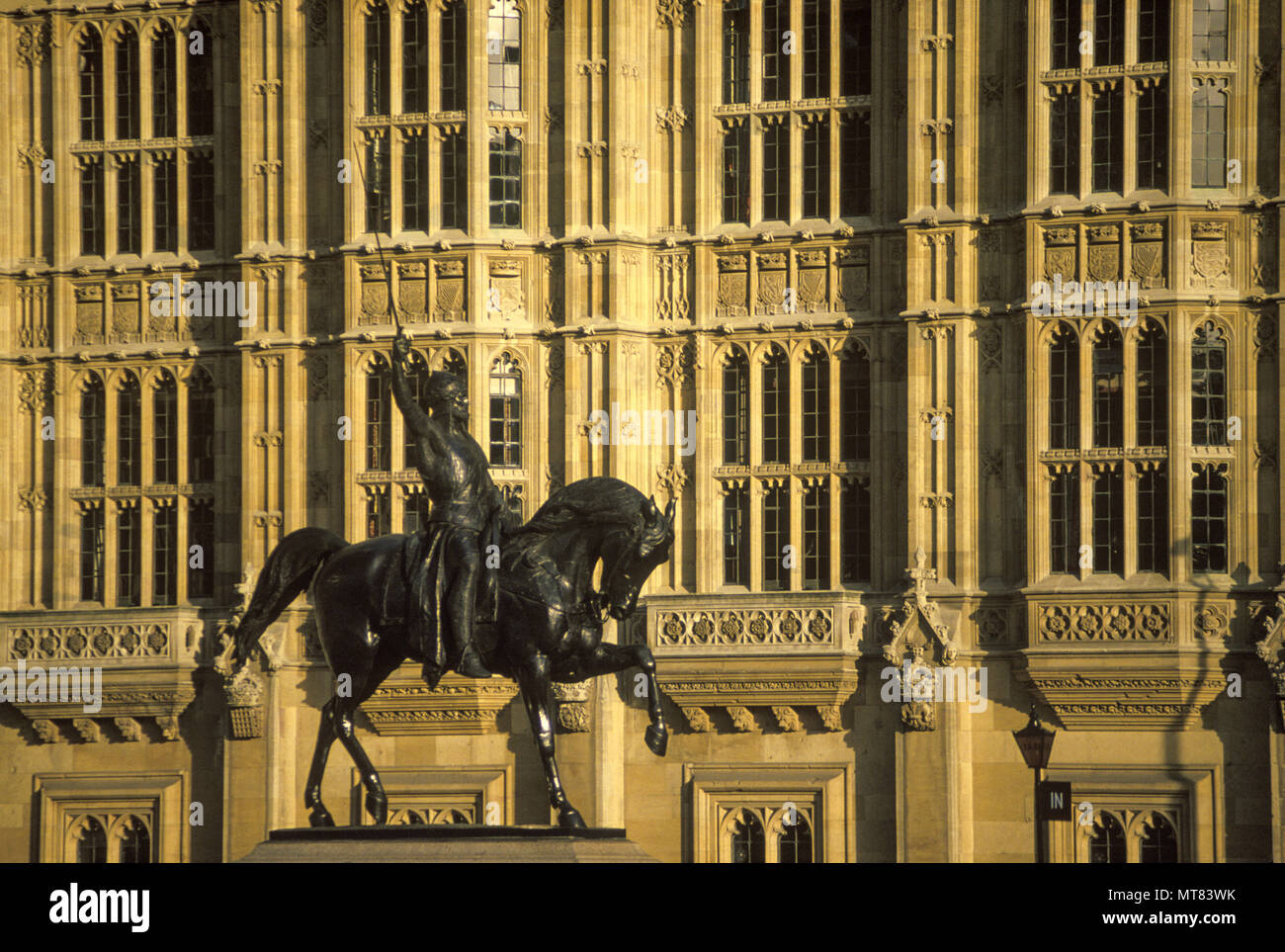 1988 STATUE HISTORIQUE DU ROI RICHARD I LIONHEART (©CARLO MAROCHETTI 1856) ANCIENNE COUR DU PALAIS MAISONS DU PARLEMENT (©CHARLES BARRY 1860) LONDRES ANGLETERRE ROYAUME-UNI Banque D'Images