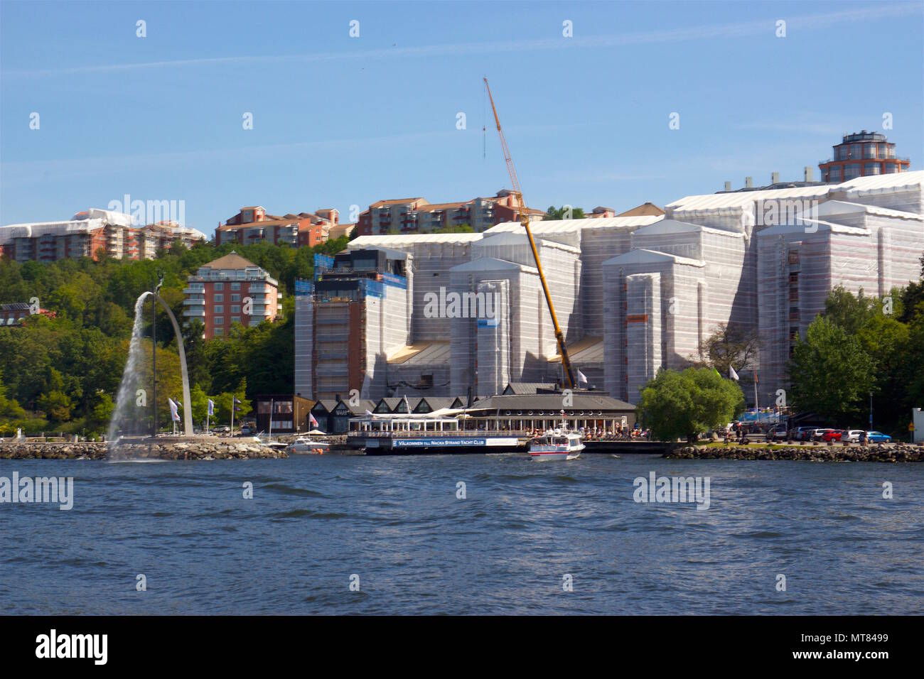 La construction de la vue et le Dieu notre Père sur la fontaine arc-en-ciel sur Nacka Strand, Stockholm, Suède Banque D'Images