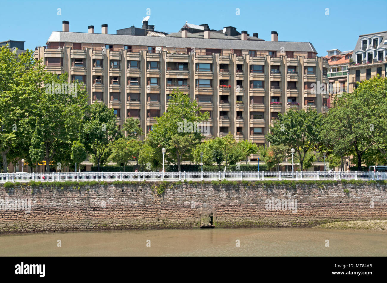 Immeuble par Rio Urumea, River, San Sebastian, Guipuzcoa, Espagne, Banque D'Images