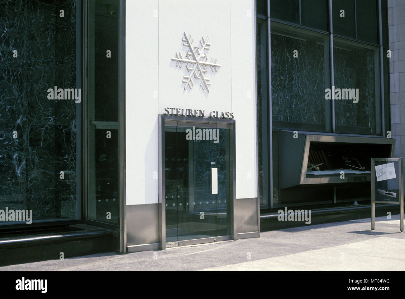 1988 SHOPRFRONT HISTORIQUE STEUBEN GLASS STORE FIFTH AVENUE MANHATTAN NEW YORK USA Banque D'Images