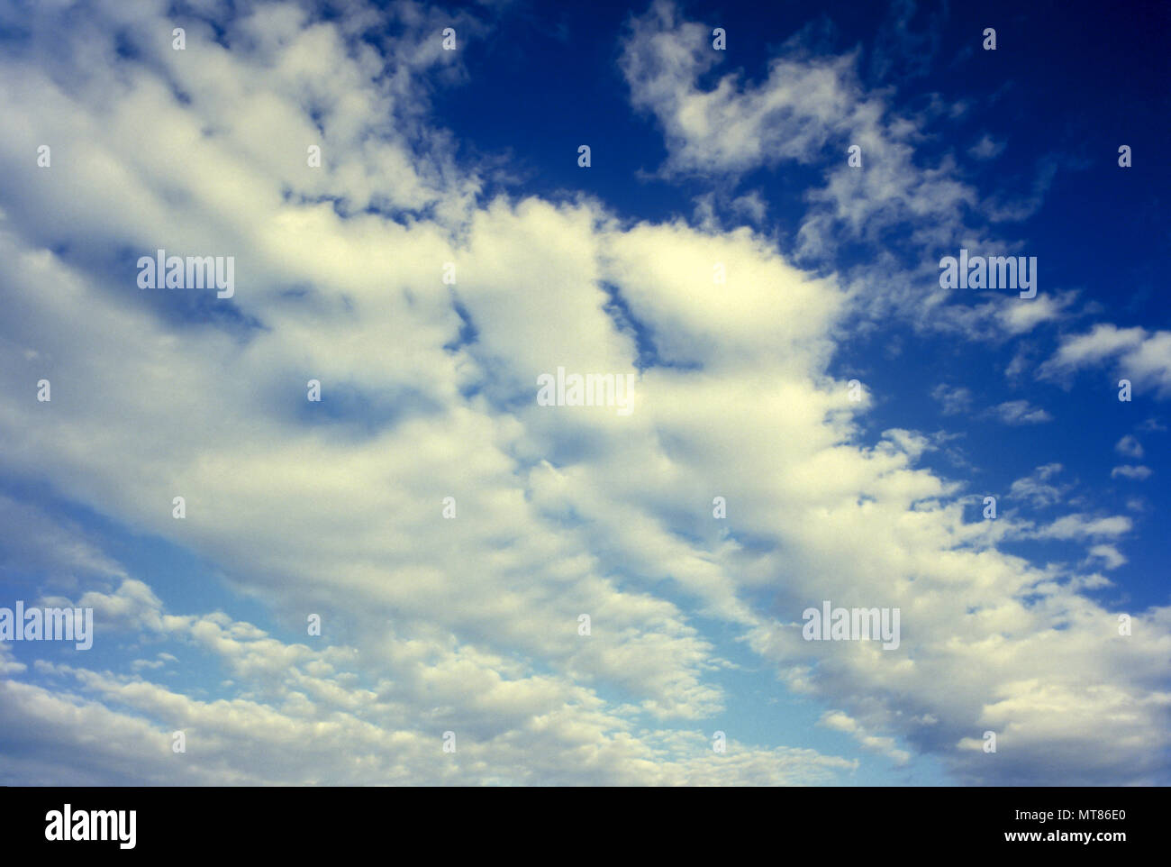 Historique 1988 PUFFY WHITE CLOUDS Banque D'Images