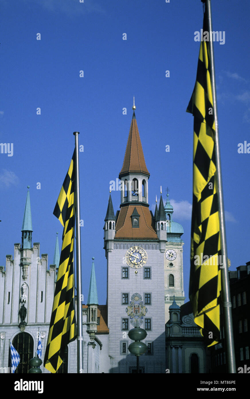 1988 DRAPEAUX HISTORIQUES L'ancien hôtel de ville, la Marienplatz, MUNICH BAVARIA ALLEMAGNE Banque D'Images