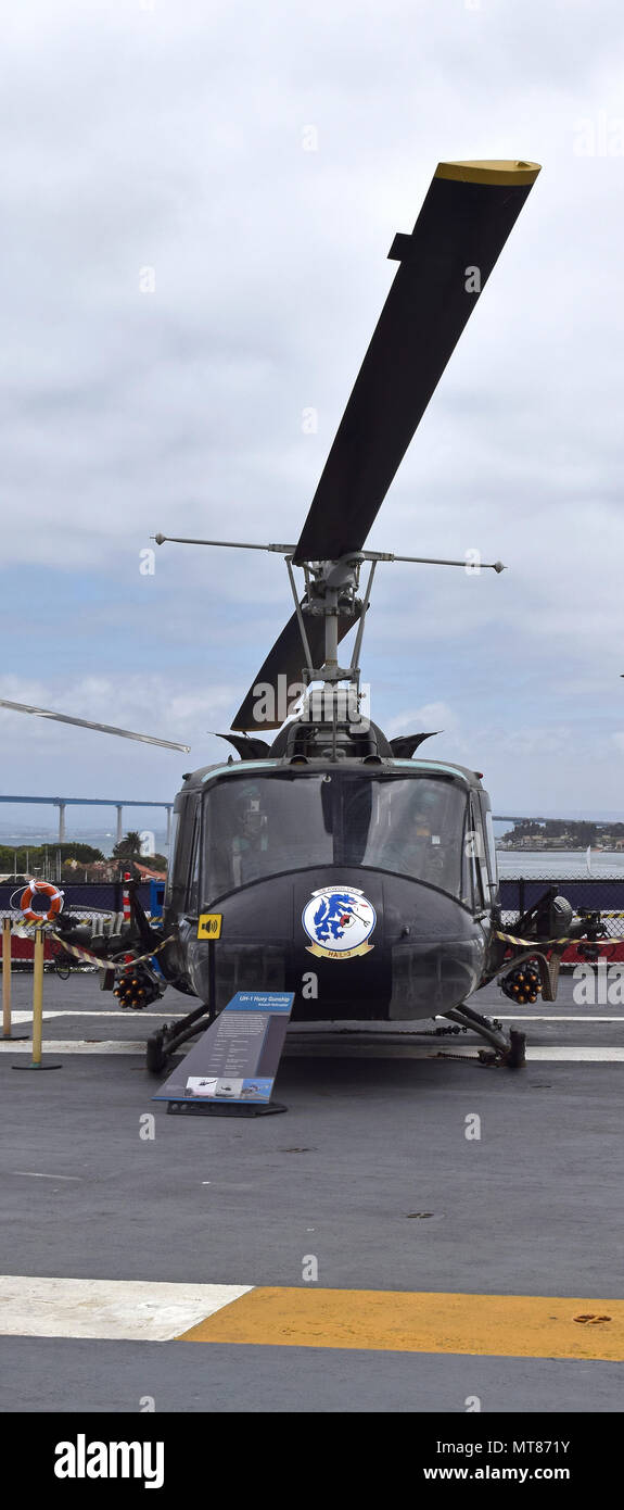 Hélicoptère Hélicoptère Huey sur l'envol de l'USS Midway Museum, porte-avions, San Diego, Californie Banque D'Images