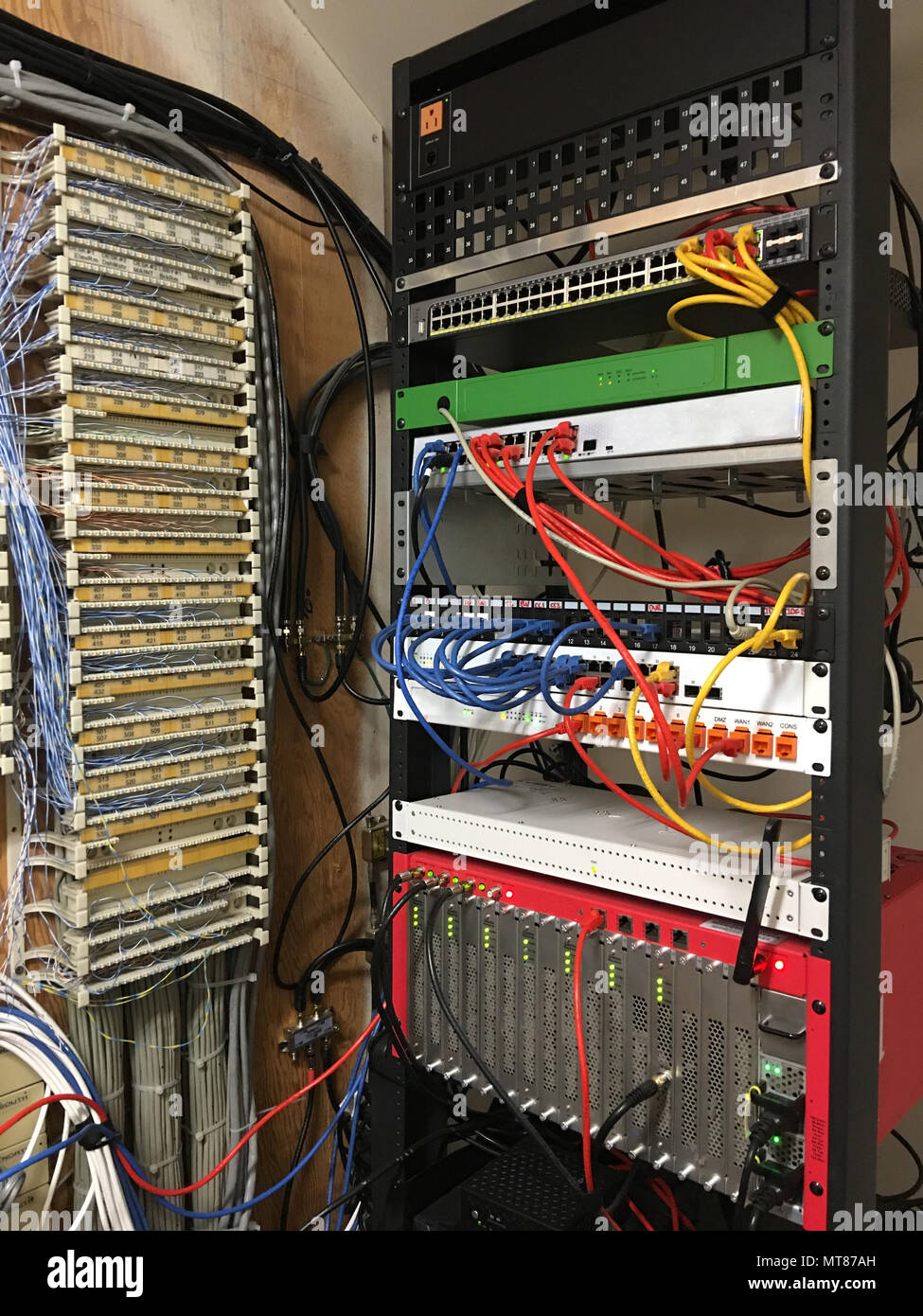 Vue d'une communication de construction d''une télévision par satellite, téléphone switchboard et serveurs internet Banque D'Images