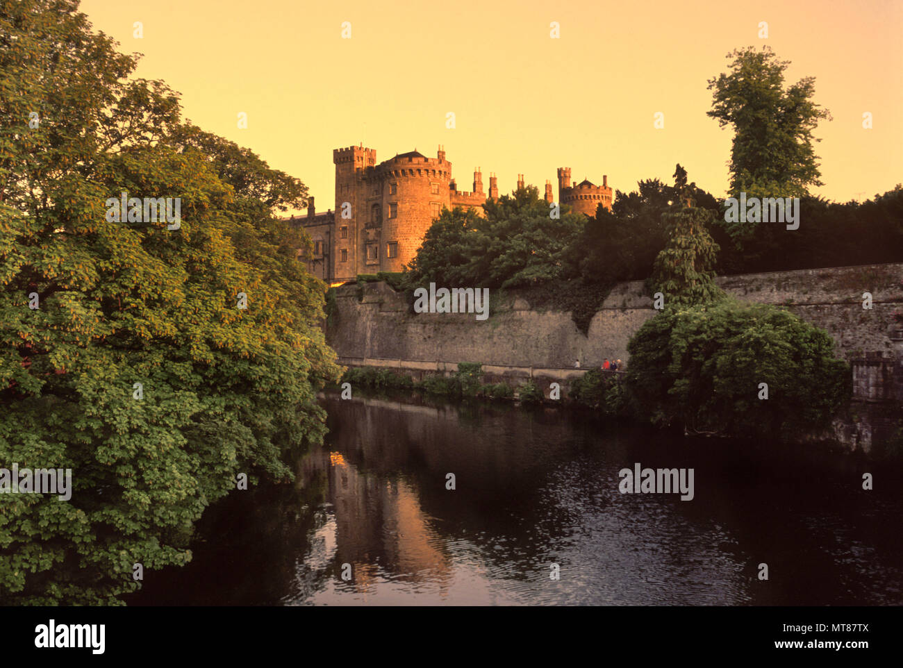 1990 CHÂTEAU DE KILKENNY HISTORIQUE FLEUVE NORE COUNTY KILKENNY IRLANDE Banque D'Images