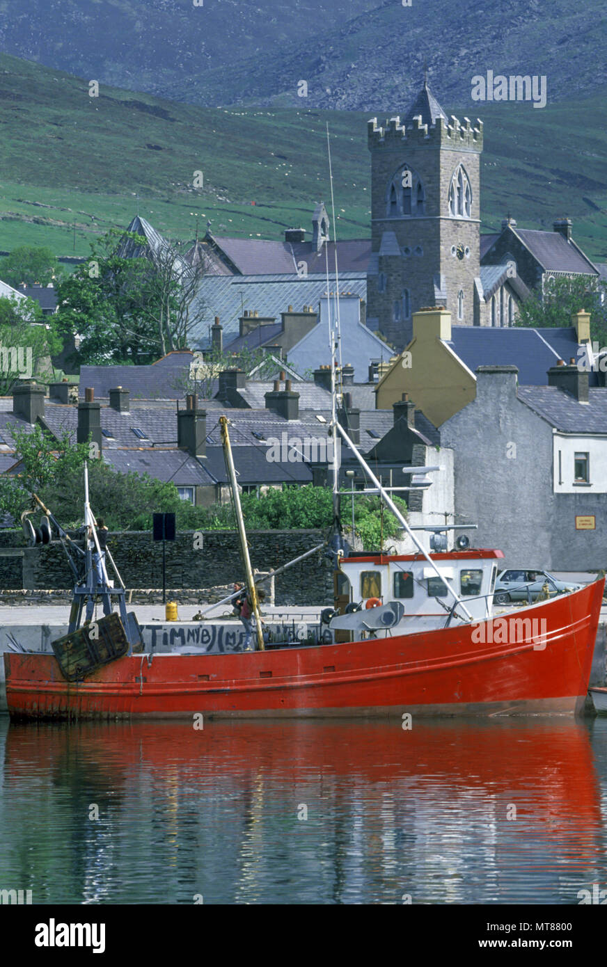 1990 BATEAU DE PÊCHE ROUGE HISTORIQUE LE PORT DE DINGLE Comté de Kerry, Irlande Banque D'Images