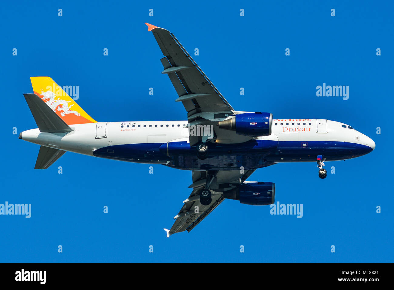 Bangkok, Thaïlande - Apr 21, 2018. Un Airbus A319 avion de Druk Air, à l'atterrissage à l'aéroport de Suvarnabhumi (BKK) à Bangkok, Thaïlande. Banque D'Images