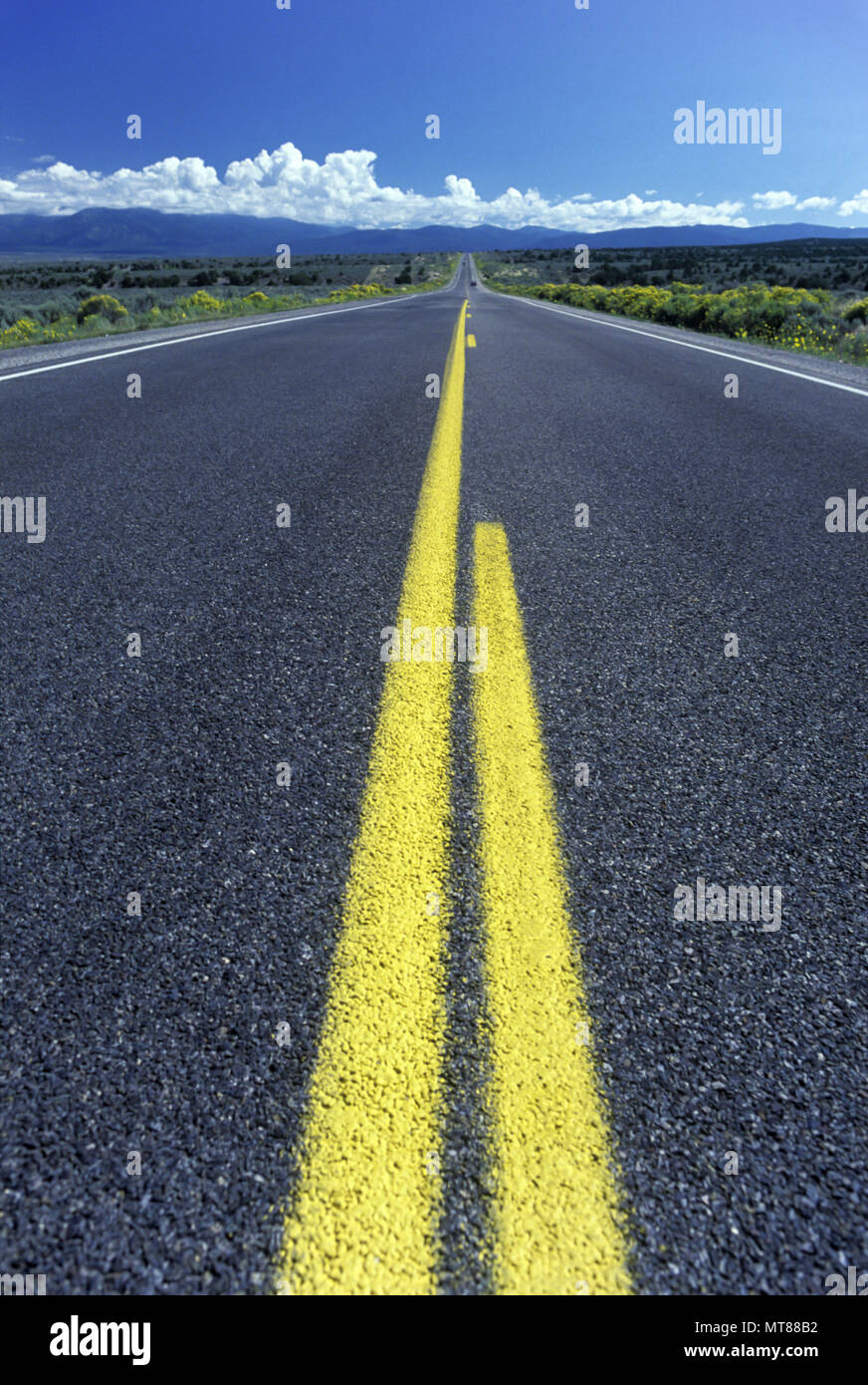 1990 CENTRE HISTORIQUE DOUBLE YELLOW LINE ROAD ROUTE 68 NOUVEAU MEXIQUE USA Banque D'Images