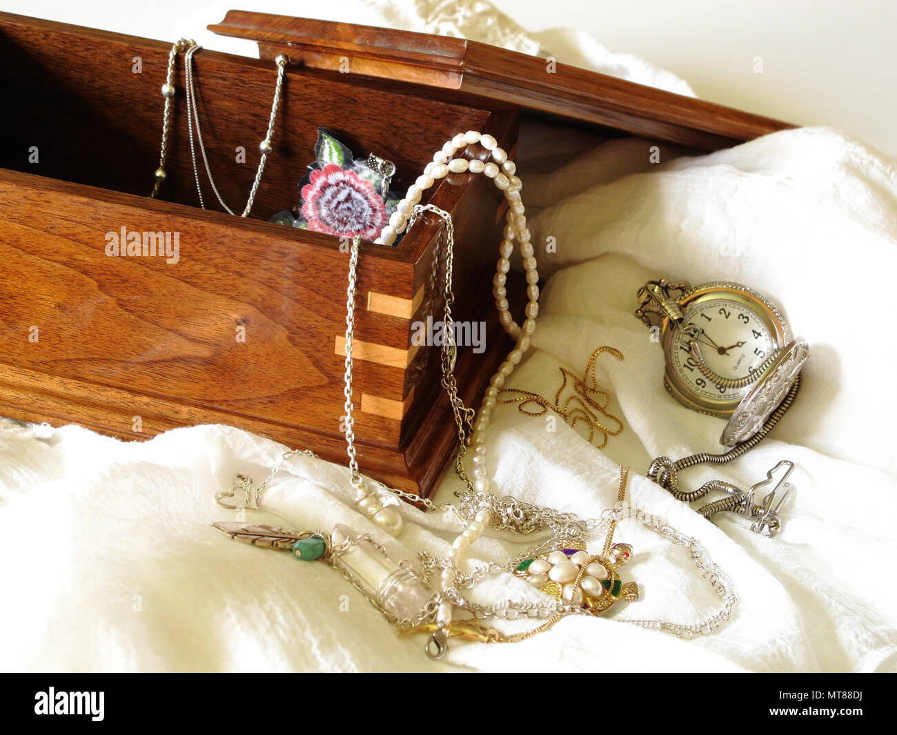 Dans la boîte de bijoux, argent, or et perles d'eau douce, d'héritage intemporel Banque D'Images