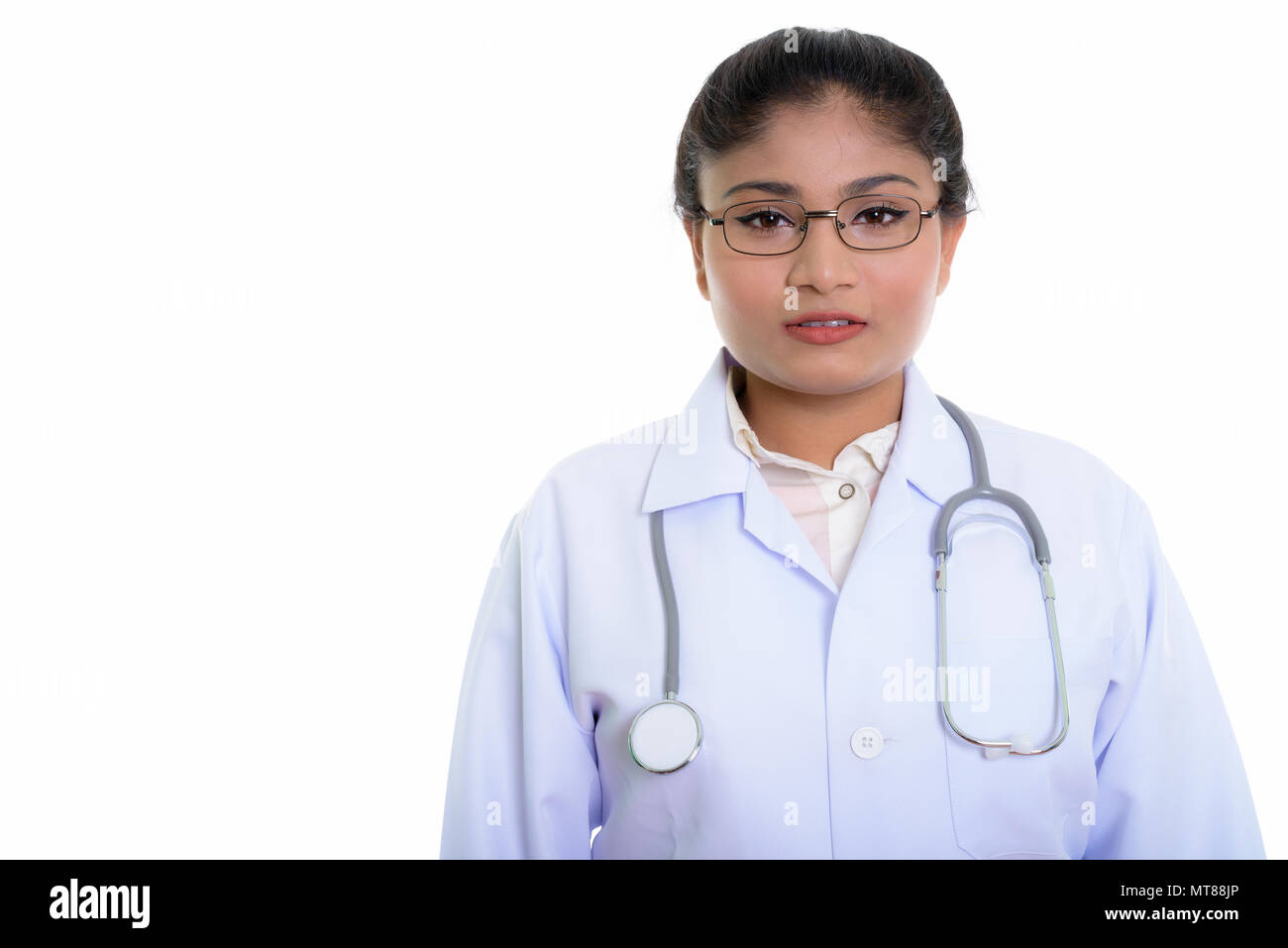 Close up of young woman médecin persan gras avec lunettes isola Banque D'Images