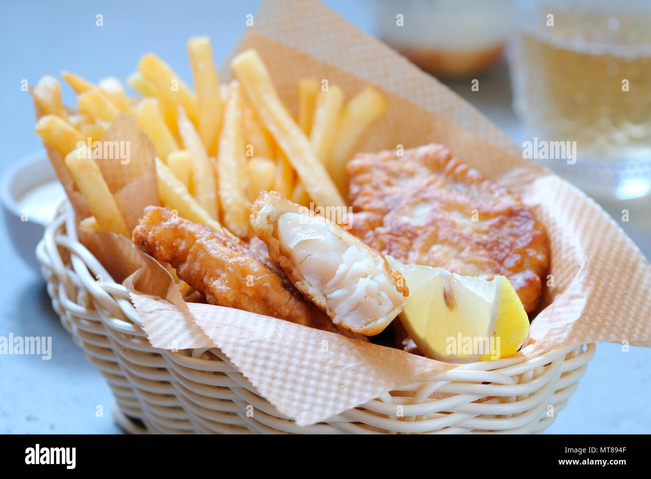 Croustillant de poisson et frites panier Banque D'Images