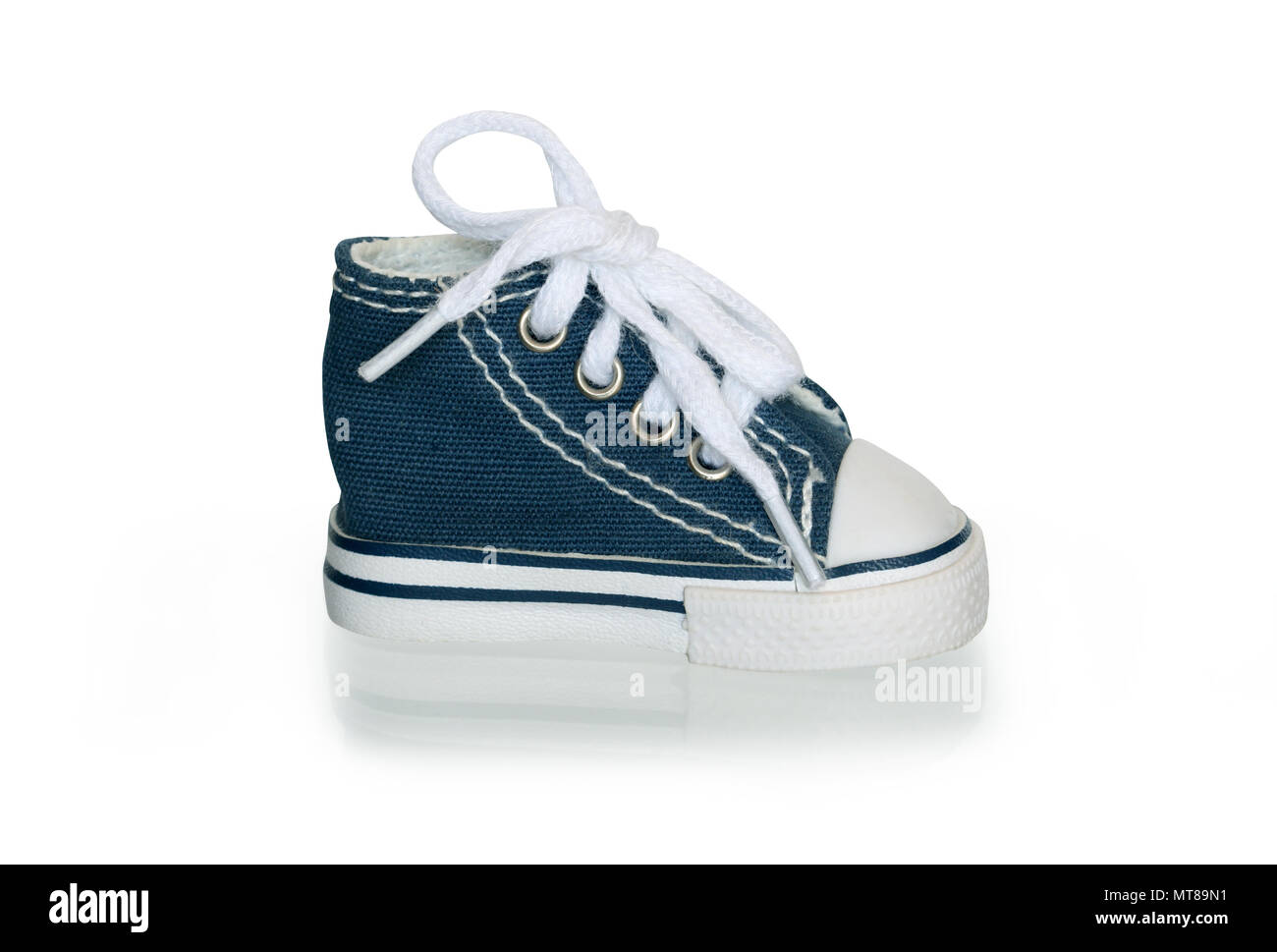 Espadrille classique modèle miniature isolé sur fond blanc avec clipping path Banque D'Images