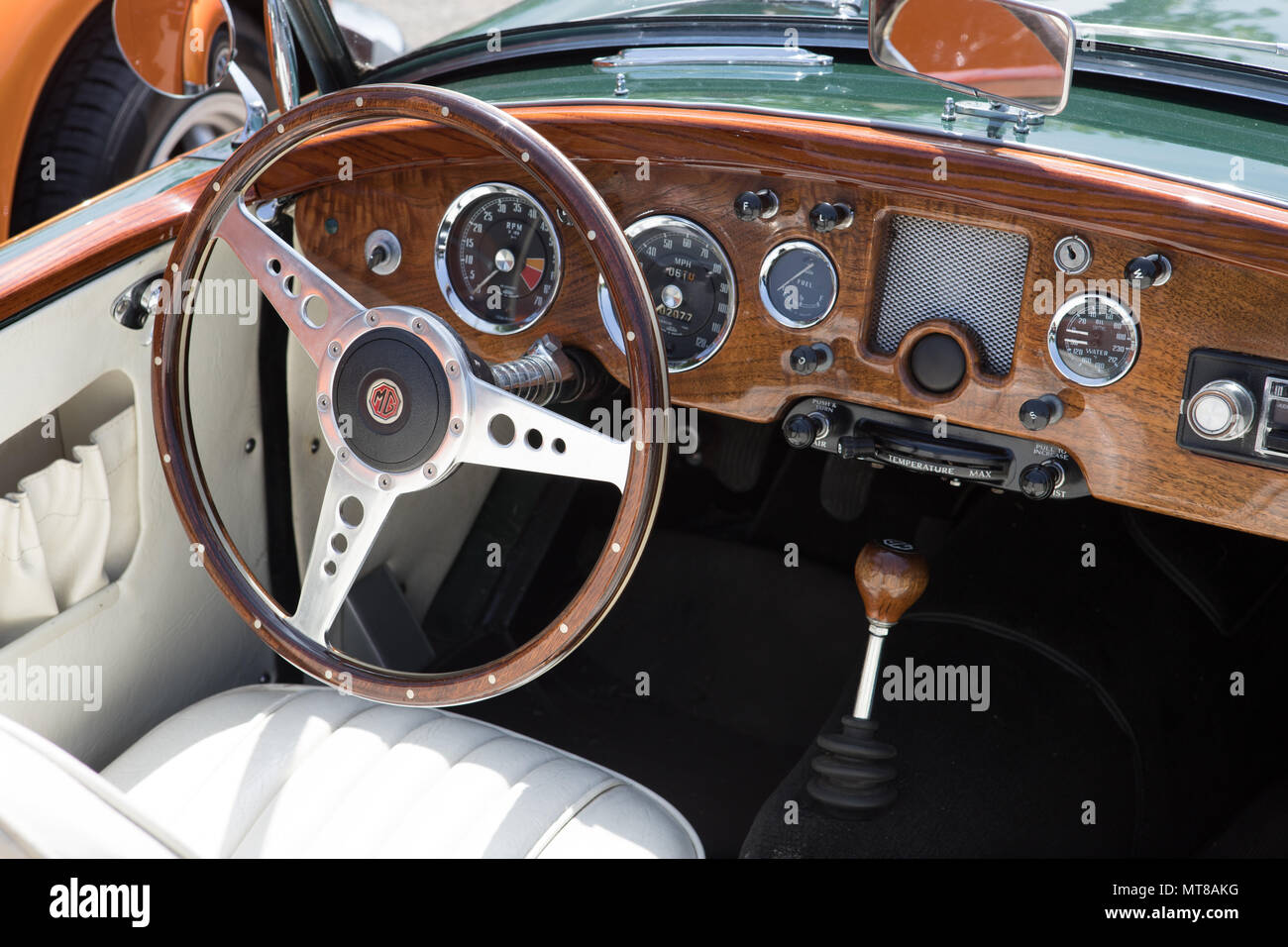 Voiture classique intérieur, planche de bord volant style vintage,MG voiture, années 50 années 60 années 70, Banque D'Images