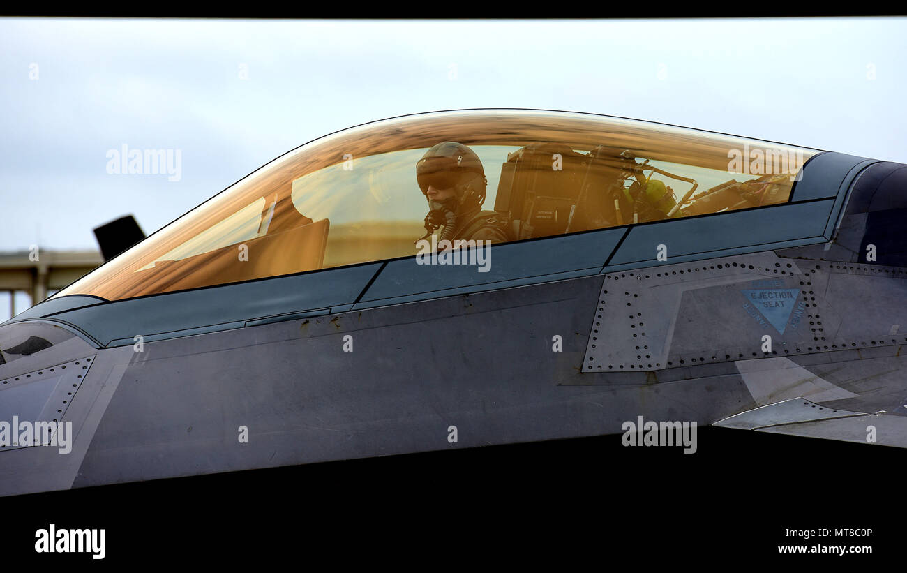Le F-22 Raptor est un chasseur de supériorité aérienne furtive de cinquième génération développé par Lockheed Martin pour l'United States Air Force, propulsé par deux turboréacteurs Pratt et Whitney F119-PW-100. Le 19 avril 2017, un F-22 taxis pendant l'Atlantic Trident 2017 à joint base Langley-Eustis, Virginie, hébergé par la 1st Fighter Wing. L'image d'archives documente les opérations de ligne de vol pendant l'exercice multinational. Banque D'Images