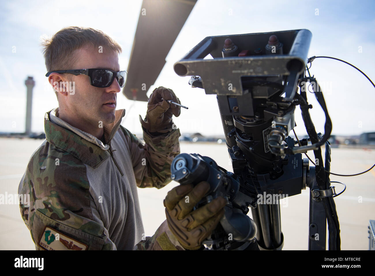 Le sergent-chef. Trevor Stevens, un évaluateur mécanicien de bord de la 943e groupe de sauvetage, inspecte un M134 minigun attaché à un HH-60G Pave Hawk, le 3 mars 2017, à Gowen Field, New York, pendant l'instruction préalable au déploiement pour le 305e Escadron de sauvetage. 305e la RQS, situé à la base aérienne Davis-Monthan Air Force Base, en Arizona, est en train de s'entraîner à la Virginia Air National Guard's Orchard Centre d'instruction au combat, un 143 000 acres d'un exercice de tir réel situé au sud de Boise, Idaho, pour parfaire l'ensemble de leurs procédures de recherche et de sauvetage avant de se diriger vers le sud-ouest de l'Asie. (U.S. Air Force photo/Le s.. Jared Trimarchi Banque D'Images