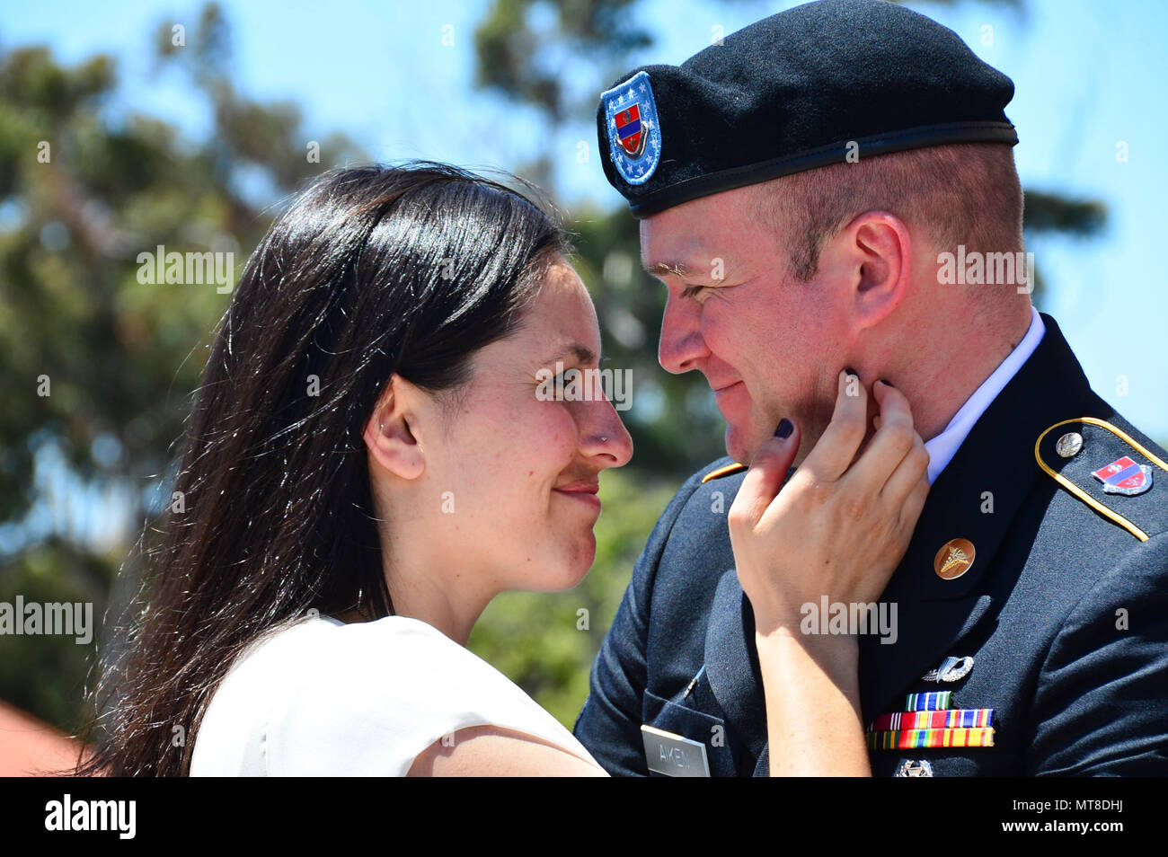 170520-N-SK327-1211 SAN DIEGO (20 mai 2017) Le sergent de l'armée américaine. Brian Aiken et Tawsea Contreras embrasser après l'échange de voeux au cours de leur cérémonie de mariage. Le couple tue sur le toit de la National History Museum à San Diego, où ils ont rencontré 10 ans auparavant. (U.S. Photo par marine Spécialiste de la communication de masse 3 Classe Rachael Treon/libérés) Banque D'Images