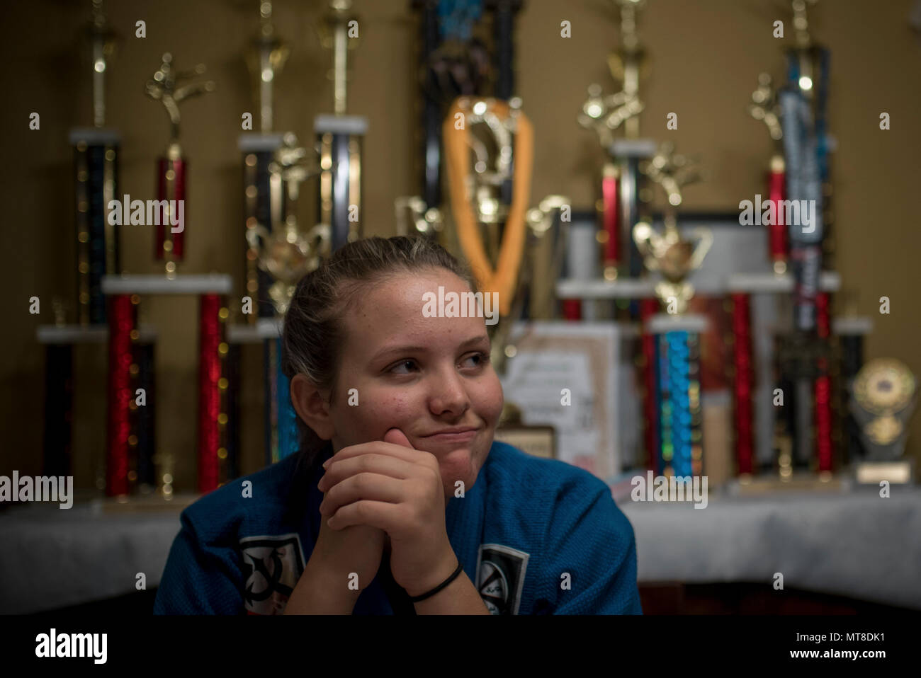 NORFOLK, VA. - Alexis Chivers sourit comme sa maman arrive à la maison pour l'amener au dojo pour la classe de karaté à Norfolk, en Virginie, le 27 juin 2017. Chivers' trophy collection arts martiaux occupe deux tables dans son salon. (U.S. Photo de l'Armée de l'air par la Haute Airman Dennis Hoffman) Banque D'Images