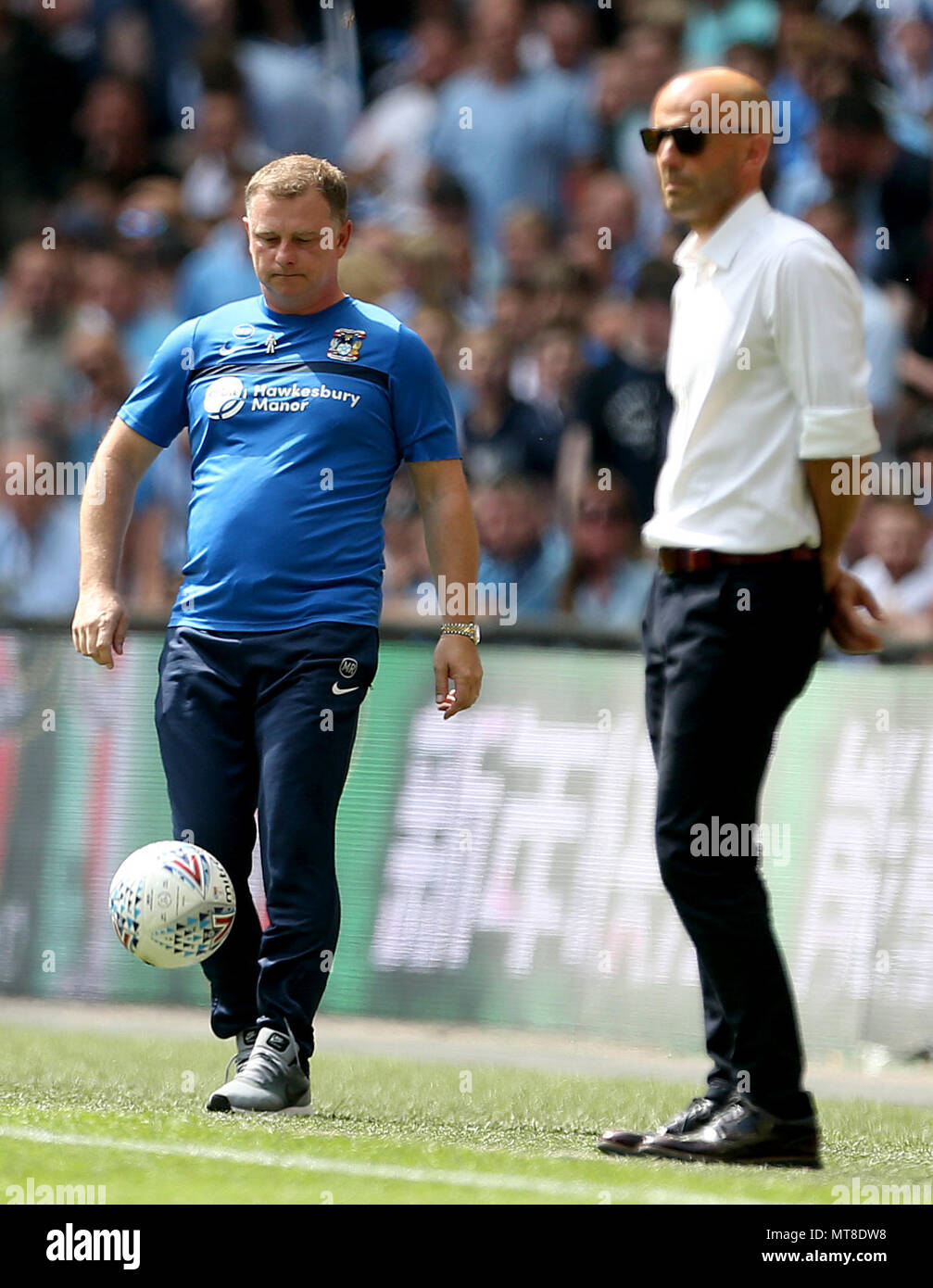 Coventry City manager Mark Robins (à gauche) au cours de la Sky Bet League Final deux au stade de Wembley, Londres. Banque D'Images