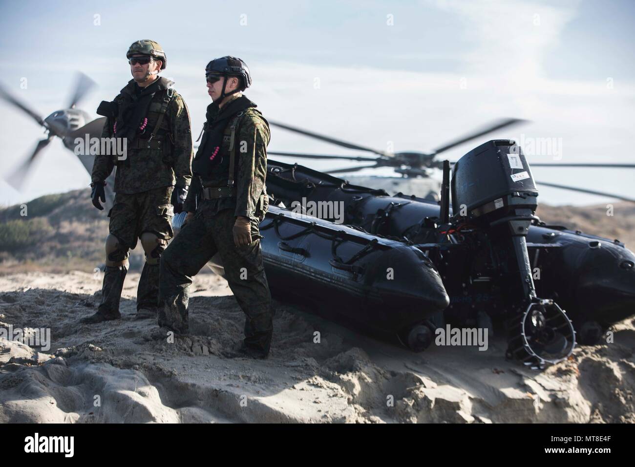 MARINE CORPS BASE CAMP PENDLETON, en Californie - Deux soldats de l'Armée de l'Ouest Infantry Regiment, le Japon d auto-défense au sol, attendre leur tour pour charger leurs raids en caoutchouc de combat de plaisance dans un CH-53 Super Stallion au cours de formation helocast à bord Marine Corps Base Camp Pendleton lors de l'exercice Iron Fist 2018, 18 janvier. Helocasting est une technique où un CCRR et reconnaissance marines sont chargés dans un hélicoptère avant d'être abandonné dans l'océan pour faire leur promotion à un objectif final. Helocasting les équipes de reconnaissance permet de parcourir de plus grandes distances à partir de l'expédition navale t Banque D'Images