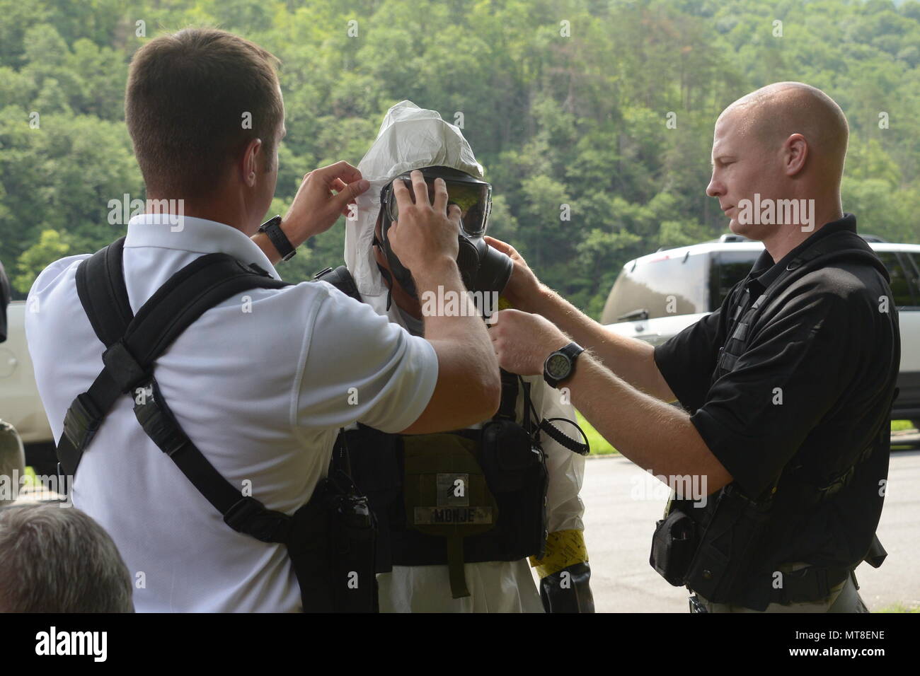 NC les soldats de la Garde nationale de la 42e équipe de soutien civil (armes de destruction massive) aide un joint Tyvek Matière dangereuse fonction lors de l'opération vigilant à Catamount Fontana Dam, NC, 12 juin 2017. La vigilance est une opération Catamount opérations nationales et régionales La sécurité intérieure/ Exercice de défense avec de multiples missions dans l'ouest de NC. (U.S. Photo de l'armée par le Sgt. Wayne Becton) Banque D'Images