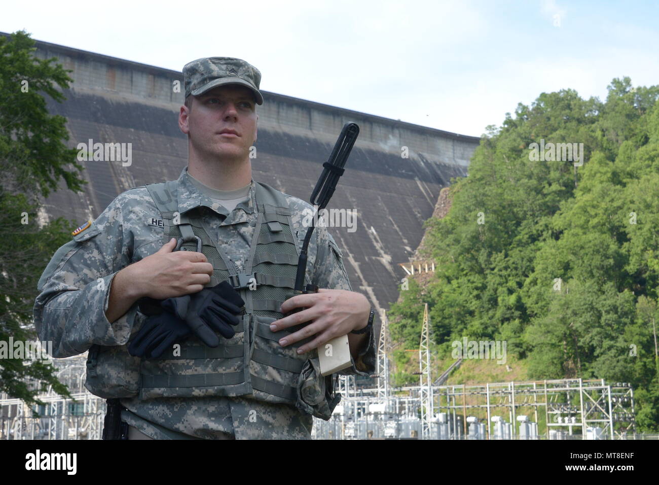 Le sergent de la Garde nationale NC. Le Tchad de l'Hedgepath 514e Compagnie de Police Militaire fournit la sécurité lors de l'opération vigilant à Catamount Fontana Dam, NC, Jun 10, 2017. La vigilance est une opération Catamount opérations nationales et régionales La sécurité intérieure/ Exercice de défense avec de multiples missions dans l'ouest de NC. (U.S. Photo de l'armée par le Sgt. Wayne Becton) Banque D'Images