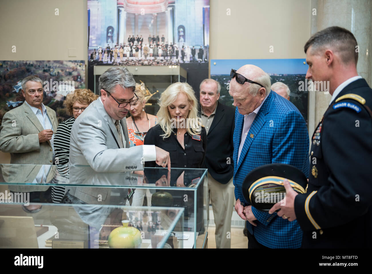 Roderick Gainer (à gauche), historien, Arlington National Cemetery ; souligne les cadeaux laissés par des dignitaires étrangers dans une vitrine à Terry Bradshaw (droit)), représentant de l'Organisation du Service (USO), métro et son épouse, Tammy Bradshaw (centre) ; dans l'Amphithéâtre Memorial Prix d'affichage au Cimetière National d'Arlington, Arlington, Virginie, le 11 mai 2018. Bradshaw et sa femme ont participé à une armée des honneurs spéciaux Wreath-Laying sur la Tombe du Soldat inconnu lors de sa visite. (U.S. Photo de l'armée par Elizabeth Fraser / Arlington National Cemetery/ libéré) Banque D'Images