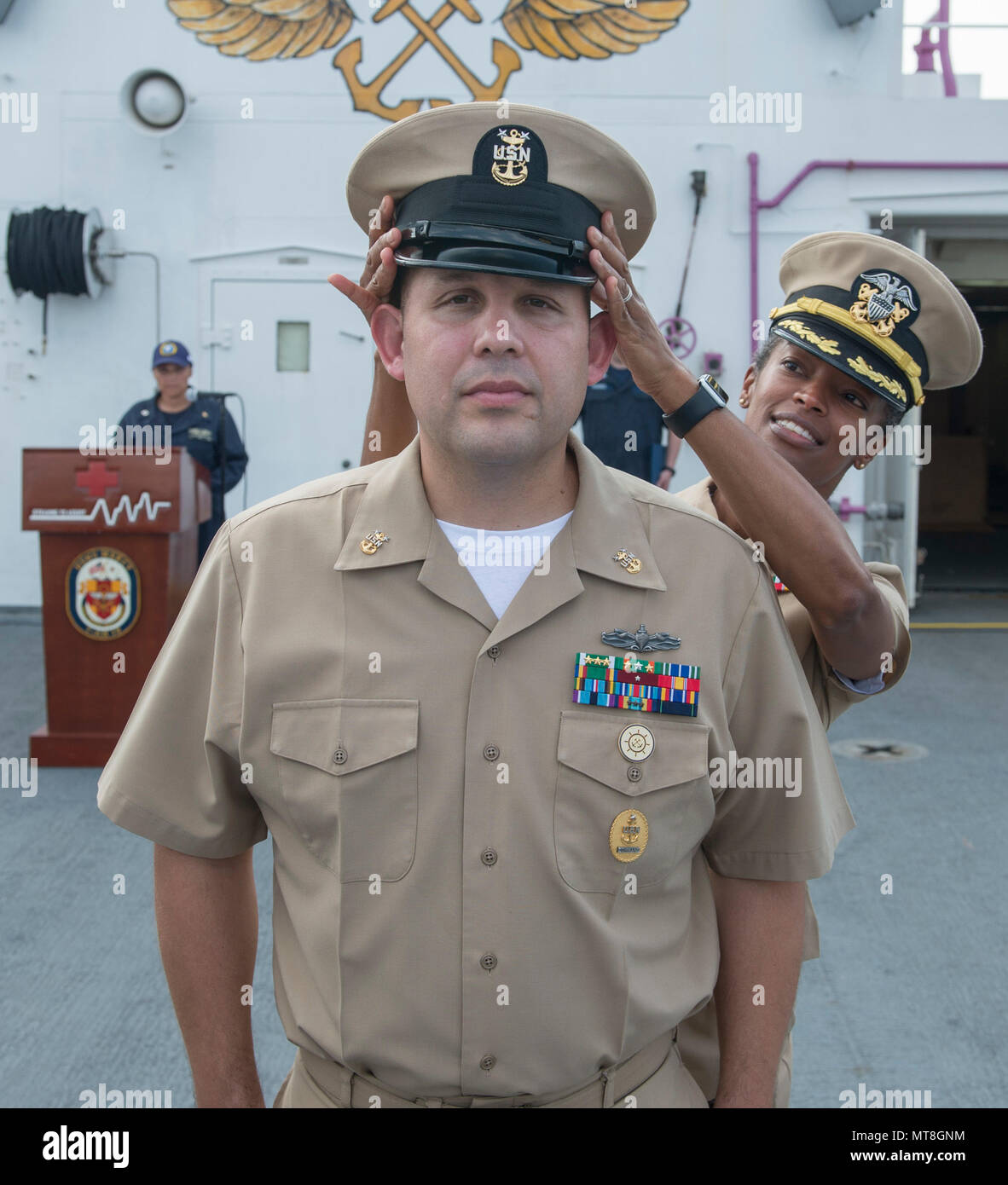 L'USNS Mercy (T-AH 19) est un navire-hôpital de la marine américaine affecté au Military Sealift Command et déployé pour les activités de coopération humanitaire du Partenariat Pacifique 2018 dans la région Indo-Pacifique. L'image d'archives montre une cérémonie de promotion sur le pont d'envol du navire dans l'océan Pacifique le 12 mai 2018. Banque D'Images