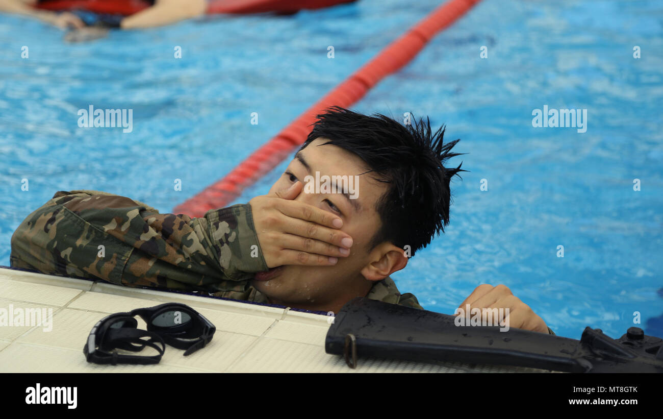 Le caporal de l'armée américaine Ji Heon, Choi, originaire de Séoul, République de Corée attribué à 106e MED DET (VSS), procède à l'eau test de survie au cours de la 8 e armée 2018 Concours meilleur guerrier, qui s'est déroulée au Camp Casey, République de Corée, le 13 mai 2018. Le huitième meilleur guerrier de l'Armée de la concurrence est tenu de reconnaître et de sélectionner les plus qualifiés se sont enrôlés et junior sous-officier pour représenter 8 e armée à l'armée américaine meilleur guerrier Pacifique compétition à Schofield Barracks, HI. Le concours permettra également reconnaître l'agent les plus performants, l'adjudant et le coréen l'augmentation à l'U Banque D'Images