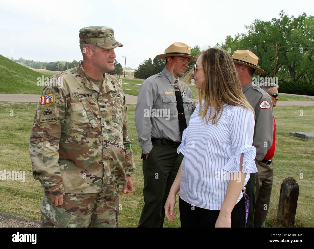 Le colonel Douglas Guttormsen parle avec Kristin Conley, représentant pour la sénateur Jerry Moran, avec son bureau de Manhattan, Kansas, avant la cérémonie d'inauguration le 11 mai 2018. Conley a un premier intérêt pour l'avantages agricoles fermes au Kansas gagner de la fin de l'irrigation améliorée par les réparations au barrage. Banque D'Images