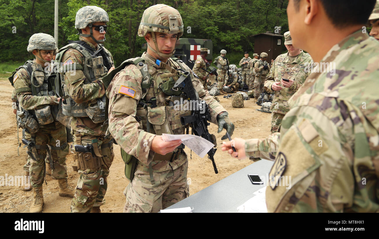 Le caporal de l'armée américaine, originaire de l'Abeille Jacob Naples, Floride affecté à la 2e Division d'infanterie, reçoit la carte pour effectuer l'essai de navigation terrestre au cours de la 8 e armée 2018 Concours meilleur guerrier, qui s'est déroulée au Camp Casey, République de Corée, le 14 mai 2018. Le huitième meilleur guerrier de l'Armée de la concurrence est tenu de reconnaître et de sélectionner les plus qualifiés se sont enrôlés et junior sous-officier pour représenter 8 e armée à l'armée américaine meilleur guerrier Pacifique compétition à Schofield Barracks, HI. Le concours permettra également reconnaître l'agent les plus performants, l'adjudant et augmentation de la Corée Banque D'Images