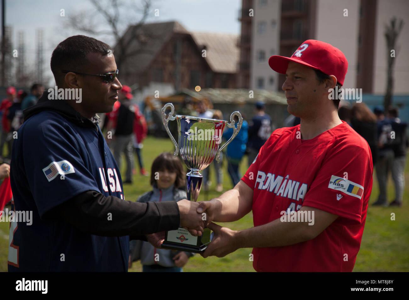 Un U.S. Marine avec la Force de rotation de la mer Noire 17,1 félicite l'entraîneur roumain sur gagner la Jackie Robinson Day match de baseball entre les Marines des États-Unis et d'une équipe roumaine à Constanta, Roumanie, le 15 avril 2017. Le milieu marin et les joueurs roumains portaient tous le maillot numéro 42, en l'honneur du 70e anniversaire de Robinson est devenu le premier joueur afro-américain dans l'histoire de la Ligue Majeure de Baseball. Banque D'Images