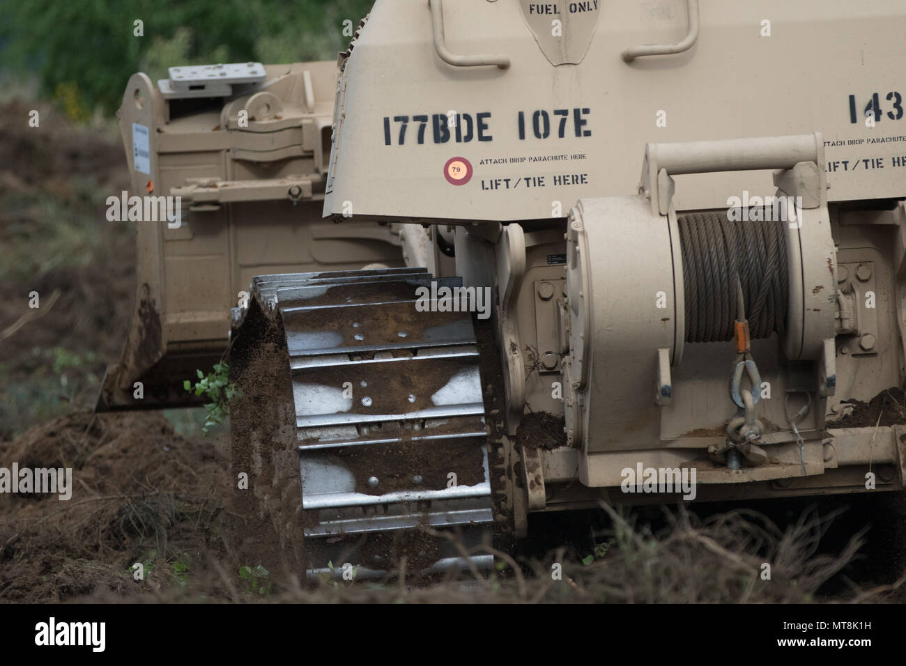 Des soldats américains de la 194e Brigade du Génie de la Garde nationale, Tennessee, effectuer les opérations de construction horizontale tout en commençant la construction d'un déménagement armored cible (MAT) au cours de Resolute à 2018 Château une gamme près de la zone d'entraînement de Drawsko Pomorskie, Pologne, le 15 mai 2018. Resolute Castle est un exercice d'entraînement multinational pour l'OTAN et l'armée américaine des ingénieurs, qui prend en charge la résolution de l'Atlantique en favorisant l'interopérabilité. Résoudre l'Atlantique est une démonstration de l'engagement des États-Unis à la sécurité collective de l'Europe à travers le déploiement de forces américaines en rotation en coopération Banque D'Images