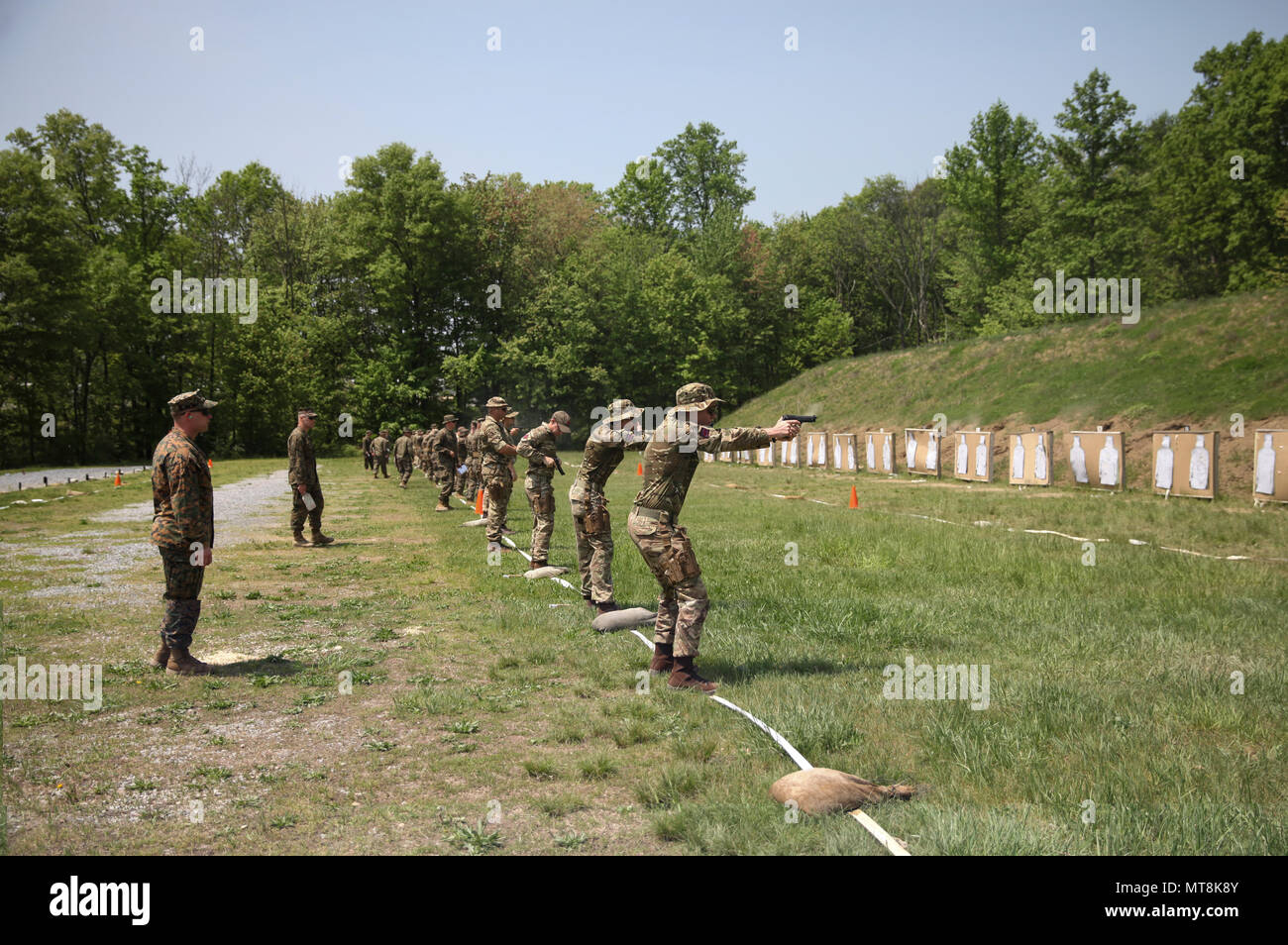 Les Marines américains avec le 6e Bataillon de soutien du génie, 4e Groupe Logistique, maritime et du commando britannique avec 131 Escadron Commando des Royal Engineers, l'armée britannique, conduite de tir réel d'un stand de tir au cours de l'exercice Red Dagger à Fort Indiantown Gap, en Pennsylvanie, le 15 mai 2018. L'exercice Red poignard est un exercice d'entraînement bilatéral qui donne l'occasion d'échanger des Marines tactiques, techniques et procédures ainsi qu'établir des relations de travail avec leurs homologues britanniques. (U.S. Marine Corps photo par le Sgt. Melanie Wolf/libérés) Banque D'Images